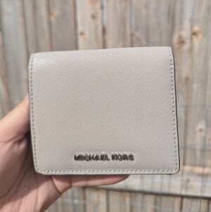 Michael Kors Crossgrain Leather Bifold 1 Billfold Wallet Clutch Gray/Grey Silver